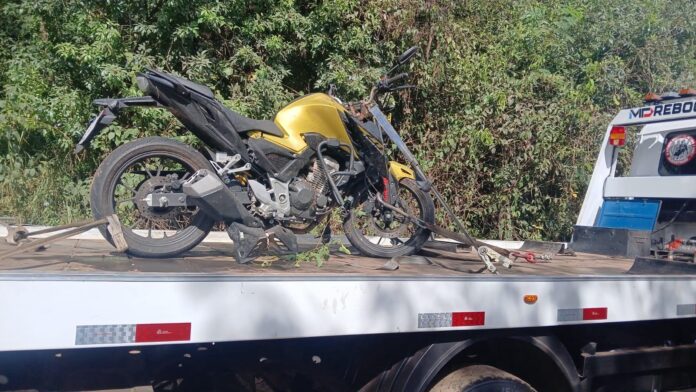 Camuflada e com placa clonada, moto furtada em Betim é encontrada pela PM na BR-356, em Itabirito