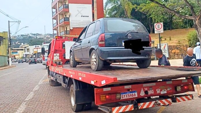 Corsa com licenciamento atrasado é multado e removido pela GCM de Itabirito