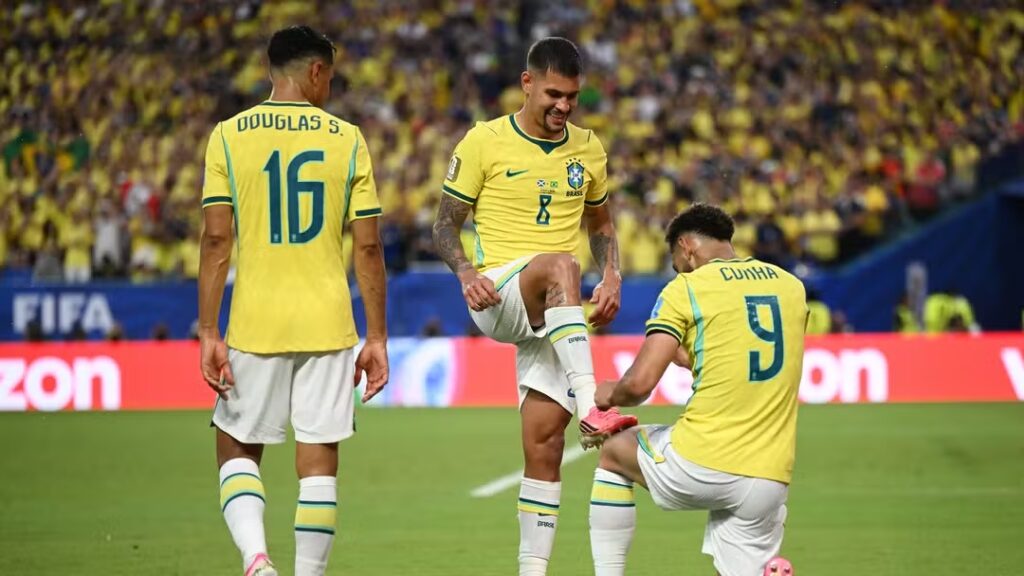 Matheus Cunha comemora lance diante da Escócia. 