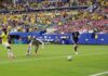 Brasil vence a Escócia por 3 a 0, garante liderança do Grupo C e avança na Copa Vini Jr. marca o primeiro gol do Brasil sobre a Escócia • Marc Atkins/Getty Images/Via Fifa