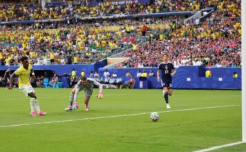 Brasil vence a Escócia por 3 a 0, garante liderança do Grupo C e avança na Copa Vini Jr. marca o primeiro gol do Brasil sobre a Escócia • Marc Atkins/Getty Images/Via Fifa