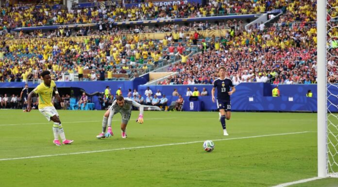 Brasil vence a Escócia por 3 a 0, garante liderança do Grupo C e avança na Copa Vini Jr. marca o primeiro gol do Brasil sobre a Escócia • Marc Atkins/Getty Images/Via Fifa