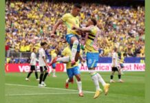 Brasil vence o Japão de virada e garante vaga nas oitavas da Copa do Mundo Casemiro celebra gol com Neymar. Foto - Lars Baron/ Getty Images via AFP