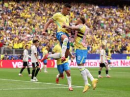 Brasil vence o Japão de virada e garante vaga nas oitavas da Copa do Mundo Casemiro celebra gol com Neymar. Foto - Lars Baron/ Getty Images via AFP