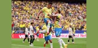 Brasil vence o Japão de virada e garante vaga nas oitavas da Copa do Mundo Casemiro celebra gol com Neymar. Foto - Lars Baron/ Getty Images via AFP