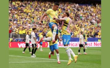 Brasil vence o Japão de virada e garante vaga nas oitavas da Copa do Mundo Casemiro celebra gol com Neymar. Foto - Lars Baron/ Getty Images via AFP