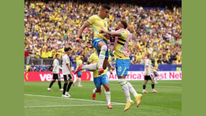 Casemiro celebra gol com Neymar. Foto - Lars Baron/ Getty Images via AFP