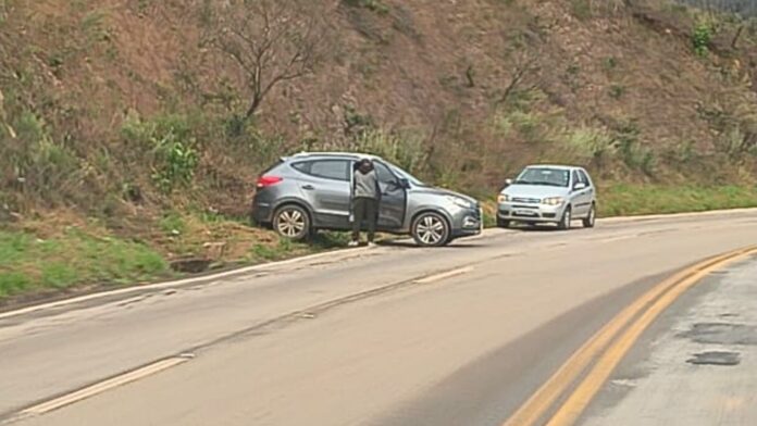 Mariana: vazamento de óleo após acidente entre veículos mobiliza Bombeiros na MG-262 Mariana: vazamento de óleo após acidente entre veículos mobiliza Bombeiros na MG-262