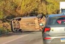 Acidente na BR-356: carro fica tombado na pista perto do Viaduto do Funil, em Cachoeira do Campo Acidente na BR-356: carro fica tombado na pista perto do Viaduto do Funil, em Cachoeira do Campo