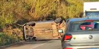 Acidente na BR-356: carro fica tombado na pista perto do Viaduto do Funil, em Cachoeira do Campo Acidente na BR-356: carro fica tombado na pista perto do Viaduto do Funil, em Cachoeira do Campo