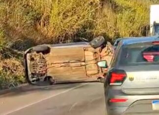 Acidente na BR-356: carro fica tombado na pista perto do Viaduto do Funil, em Cachoeira do Campo Acidente na BR-356: carro fica tombado na pista perto do Viaduto do Funil, em Cachoeira do Campo