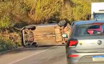 Acidente na BR-356: carro fica tombado na pista perto do Viaduto do Funil, em Cachoeira do Campo Acidente na BR-356: carro fica tombado na pista perto do Viaduto do Funil, em Cachoeira do Campo