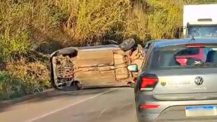 Acidente na BR-356: carro fica tombado na pista perto do Viaduto do Funil, em Cachoeira do Campo