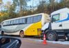 Batida entre carreta, ônibus e caminhão deixa ferido na BR-040 Batida entre carreta. ônibus e caminhão deixa ferido na BR-040