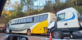 Batida entre carreta, ônibus e caminhão deixa ferido na BR-040 Batida entre carreta. ônibus e caminhão deixa ferido na BR-040