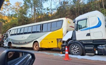 Batida entre carreta, ônibus e caminhão deixa ferido na BR-040 Batida entre carreta. ônibus e caminhão deixa ferido na BR-040
