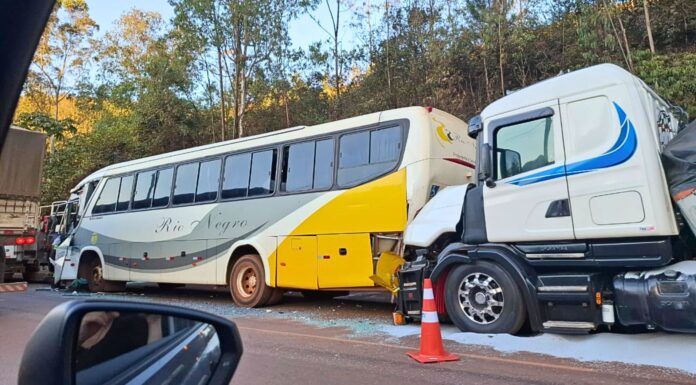 Batida entre carreta, ônibus e caminhão deixa ferido na BR-040 Batida entre carreta. ônibus e caminhão deixa ferido na BR-040