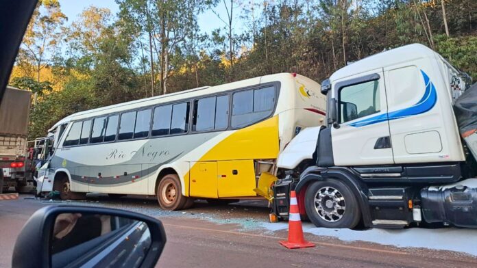 Batida entre carreta. ônibus e caminhão deixa ferido na BR-040