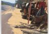 BR-356, Itabirito: motorista fica ferido após carreta com farelo de soja tombar na Serra da Santa BR-356, Itabirito: motorista fica ferido após carreta com farelo de soja tombar na Serra da Santa