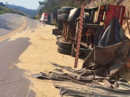 BR-356, Itabirito: motorista fica ferido após carreta com farelo de soja tombar na Serra da Santa BR-356, Itabirito: motorista fica ferido após carreta com farelo de soja tombar na Serra da Santa