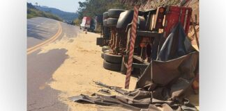 BR-356, Itabirito: motorista fica ferido após carreta com farelo de soja tombar na Serra da Santa BR-356, Itabirito: motorista fica ferido após carreta com farelo de soja tombar na Serra da Santa