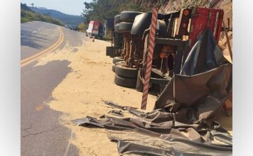 BR-356, Itabirito: motorista fica ferido após carreta com farelo de soja tombar na Serra da Santa BR-356, Itabirito: motorista fica ferido após carreta com farelo de soja tombar na Serra da Santa