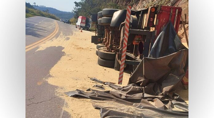 BR-356, Itabirito: motorista fica ferido após carreta com farelo de soja tombar na Serra da Santa BR-356, Itabirito: motorista fica ferido após carreta com farelo de soja tombar na Serra da Santa