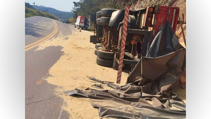 BR-356, Itabirito: motorista fica ferido após carreta com farelo de soja tombar na Serra da Santa