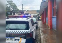 Homem pega faca da prateleira e ameaça matar funcionários do Supermercado Jequeri, em Itabirito Homem pega faca da prateleira e ameaça matar funcionários do Supermercado Jequeri, em Itabirito