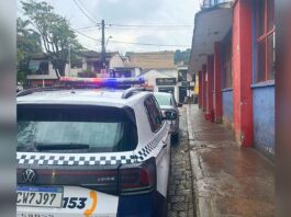 Homem pega faca da prateleira e ameaça matar funcionários do Supermercado Jequeri, em Itabirito Homem pega faca da prateleira e ameaça matar funcionários do Supermercado Jequeri, em Itabirito