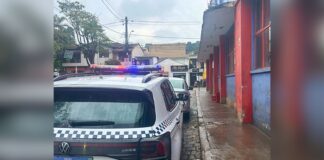 Homem pega faca da prateleira e ameaça matar funcionários do Supermercado Jequeri, em Itabirito Homem pega faca da prateleira e ameaça matar funcionários do Supermercado Jequeri, em Itabirito