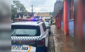 Homem pega faca da prateleira e ameaça matar funcionários do Supermercado Jequeri, em Itabirito Homem pega faca da prateleira e ameaça matar funcionários do Supermercado Jequeri, em Itabirito