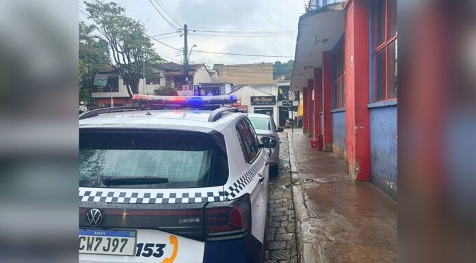 Homem pega faca da prateleira e ameaça matar funcionários do Supermercado Jequeri, em Itabirito Homem pega faca da prateleira e ameaça matar funcionários do Supermercado Jequeri, em Itabirito