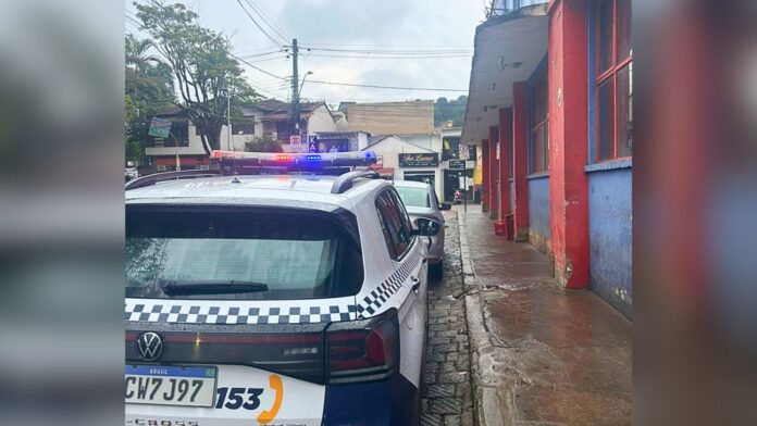 Homem pega faca da prateleira e ameaça matar funcionários do Supermercado Jequeri, em Itabirito Homem pega faca da prateleira e ameaça matar funcionários do Supermercado Jequeri, em Itabirito