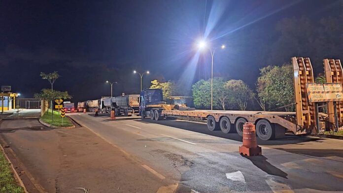 BR-356, Barreira de Itabirito: PMRv retém 7 veículos de carga e flagra motorista dirigindo há quase 24 horas BR-356, Barreira de Itabirito: PMRv retém 7 veículos de carga e flagra motorista dirigindo há quase 24 horas