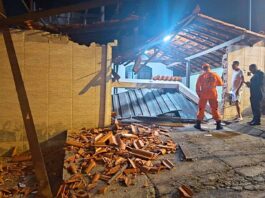 Trator desgovernado derruba muro e parte de telhado após invadir casa em Belo Horizonte Trator desgovernado derruba muro e parte de telhado após invadir casa em Belo Horizonte