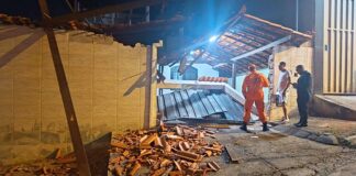 Trator desgovernado derruba muro e parte de telhado após invadir casa em Belo Horizonte Trator desgovernado derruba muro e parte de telhado após invadir casa em Belo Horizonte