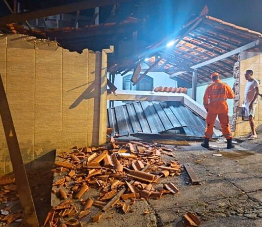 Trator desgovernado derruba muro e parte de telhado após invadir casa em Belo Horizonte Trator desgovernado derruba muro e parte de telhado após invadir casa em Belo Horizonte