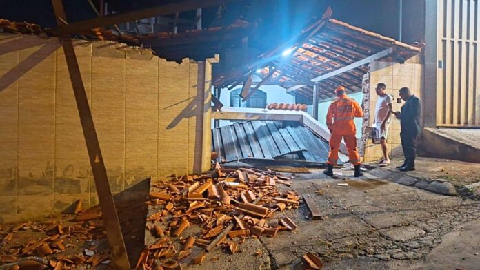 Trator desgovernado derruba muro e parte de telhado após invadir casa em Belo Horizonte Trator desgovernado derruba muro e parte de telhado após invadir casa em Belo Horizonte