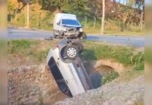 Após batida, carro cai em córrego na Grande BH; VEJA VÍDEO Após batida, carro cai em córrego na Grande BH; VEJA VÍDEO