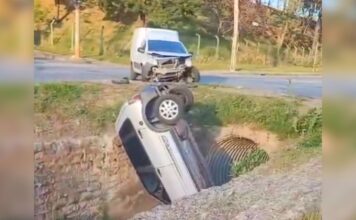 Após batida, carro cai em córrego na Grande BH; VEJA VÍDEO Após batida, carro cai em córrego na Grande BH; VEJA VÍDEO