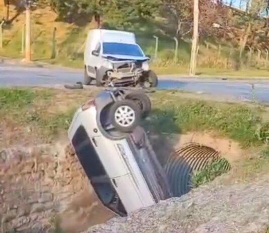 Após batida, carro cai em córrego na Grande BH; VEJA VÍDEO Após batida, carro cai em córrego na Grande BH; VEJA VÍDEO