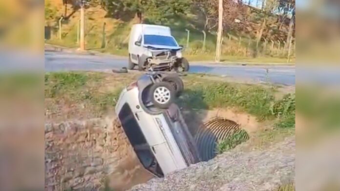 Após batida, carro cai em córrego na Grande BH; VEJA VÍDEO Após batida, carro cai em córrego na Grande BH; VEJA VÍDEO