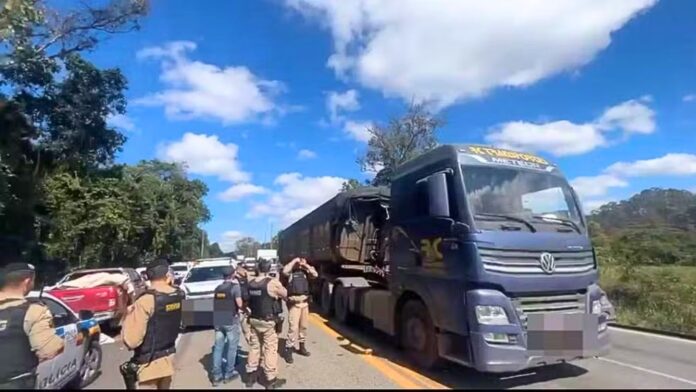 BR-040: família é feita refém e criminosos fogem após perseguição e troca de tiros com a polícia BR-040: família é feita refém e criminosos fogem após perseguição e troca de tiros com a polícia