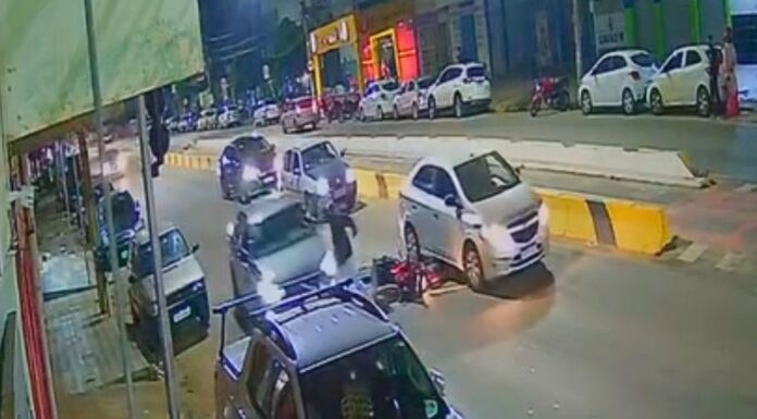 MG: motoqueiro fica ferido após bater em carro, cair e ser arremessado por outro veículo MG: motociclista fica ferido após bater em carro, sai da moto e é atingido e arremessado por outro veículo