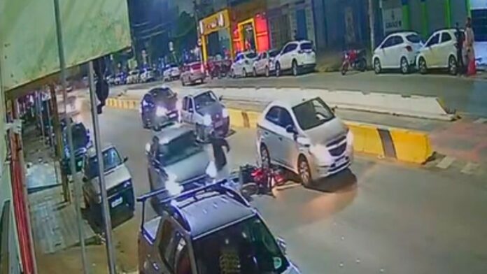 MG: motociclista fica ferido após bater em carro, sai da moto e é atingido e arremessado por outro veículo