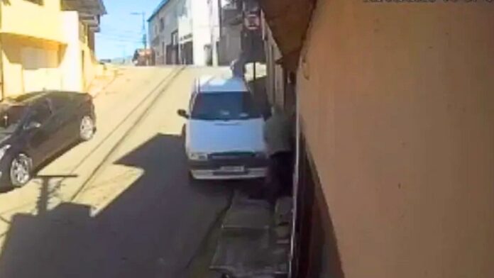 2 idosos ficam feridos após serem atropelados por carro em Mariana; VEJA VÍDEO