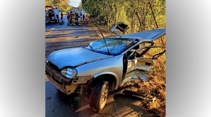 Choque entre carros deixa 1 morto e 5 feridos na MGC-135 Choque entre carros deixa 1 morto e 5 feridos na MGC-135