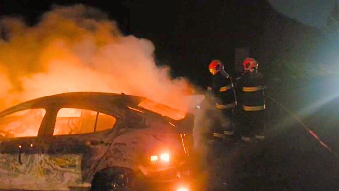 Itabirito: Land Rover pega fogo na BR-040, chamas atingem Fiat Fastback, e Brigada é acionada; VÍDEO