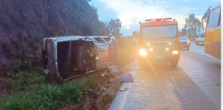 BR-356, Itabirito: caminhonete de empresa capota na Serra da Santa; ‘A roda travou’ BR-356, Itabirito: caminhonete de empresa capota na Serra da Santa; 'A roda travou'